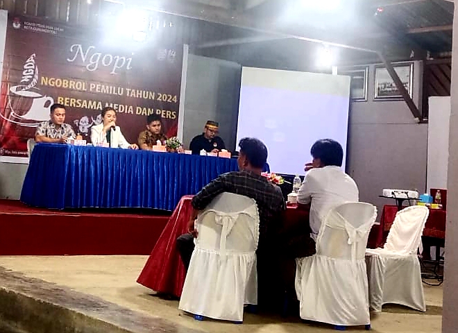 Keterangan foto: KPU Kota Gunungsitoli menggelar Ngobrol Pemilu (Ngopi) bareng insan pers bertempat di Kaliki Hotel dan Resto, Selasa (26/12) malam. Waspada/Bothaniman Jaya Telaumbanua