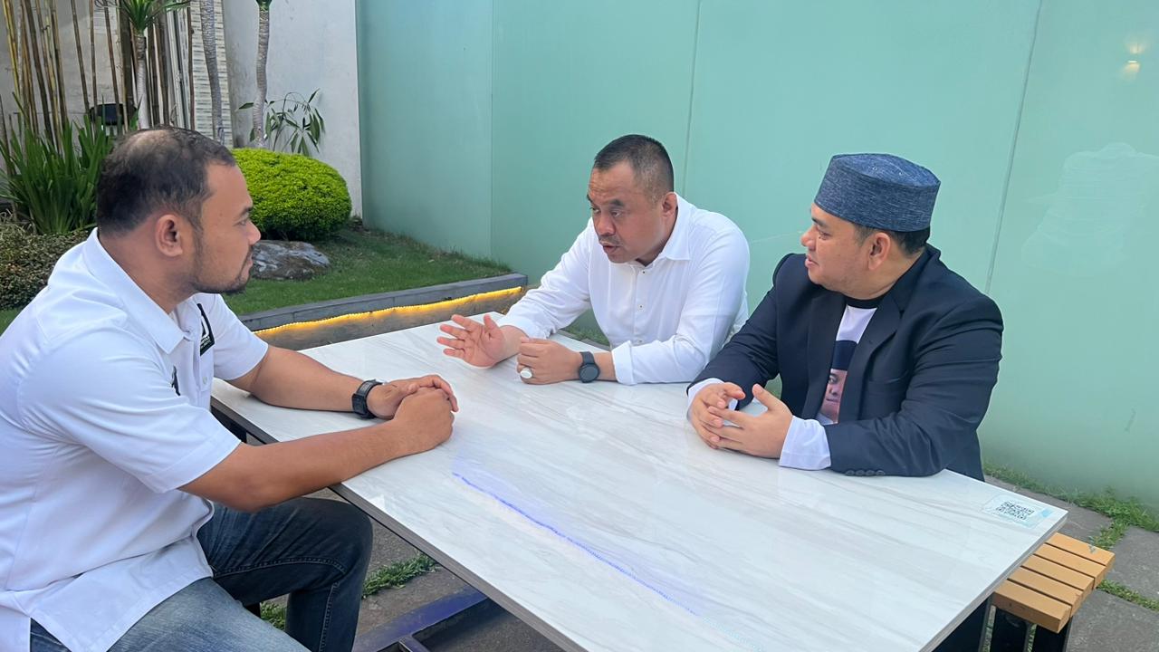 Berita Sore/ist Ketua KSJ Sumut, Abdul Manan saat bersilaturahmi dengan Ketua PWI Sumut, Farianda Putra Sinik di kantor PWI Sumut Jalan Adinegoro Medan Rabu (27/12/2023)