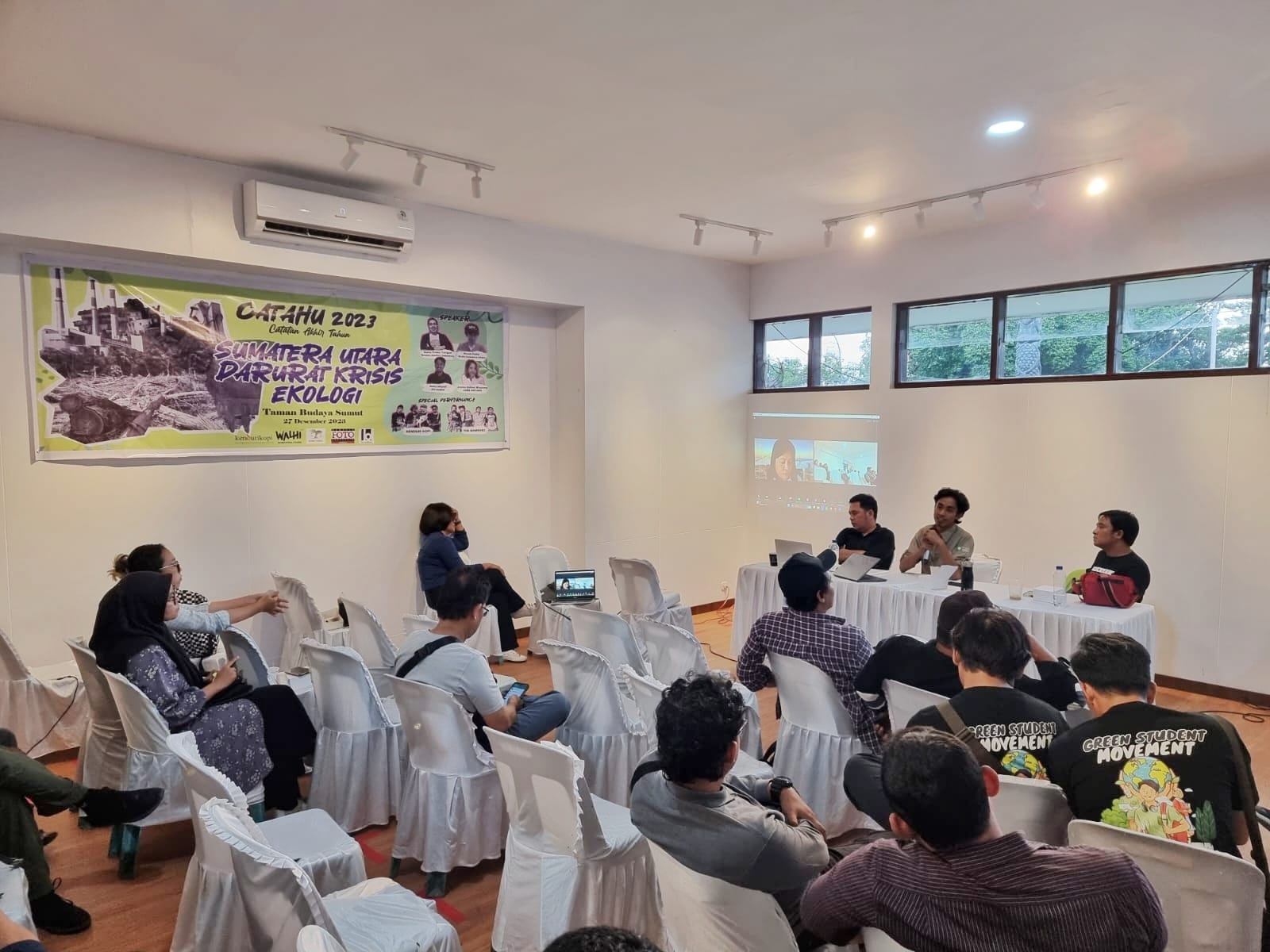 Teks Foto : Catatan Akhir Tahun (Catahu) 2023 yang diadakan oleh Wahana Lingkungan Hidup (Walhi) Sumatera Utara (Sumut), bersama Green Justice Indonesia (GJI), dan Pewarta Foto Indonesia (PFI) yang berlangsung di Taman Budaya Medan, Rabu (27/12/2023).