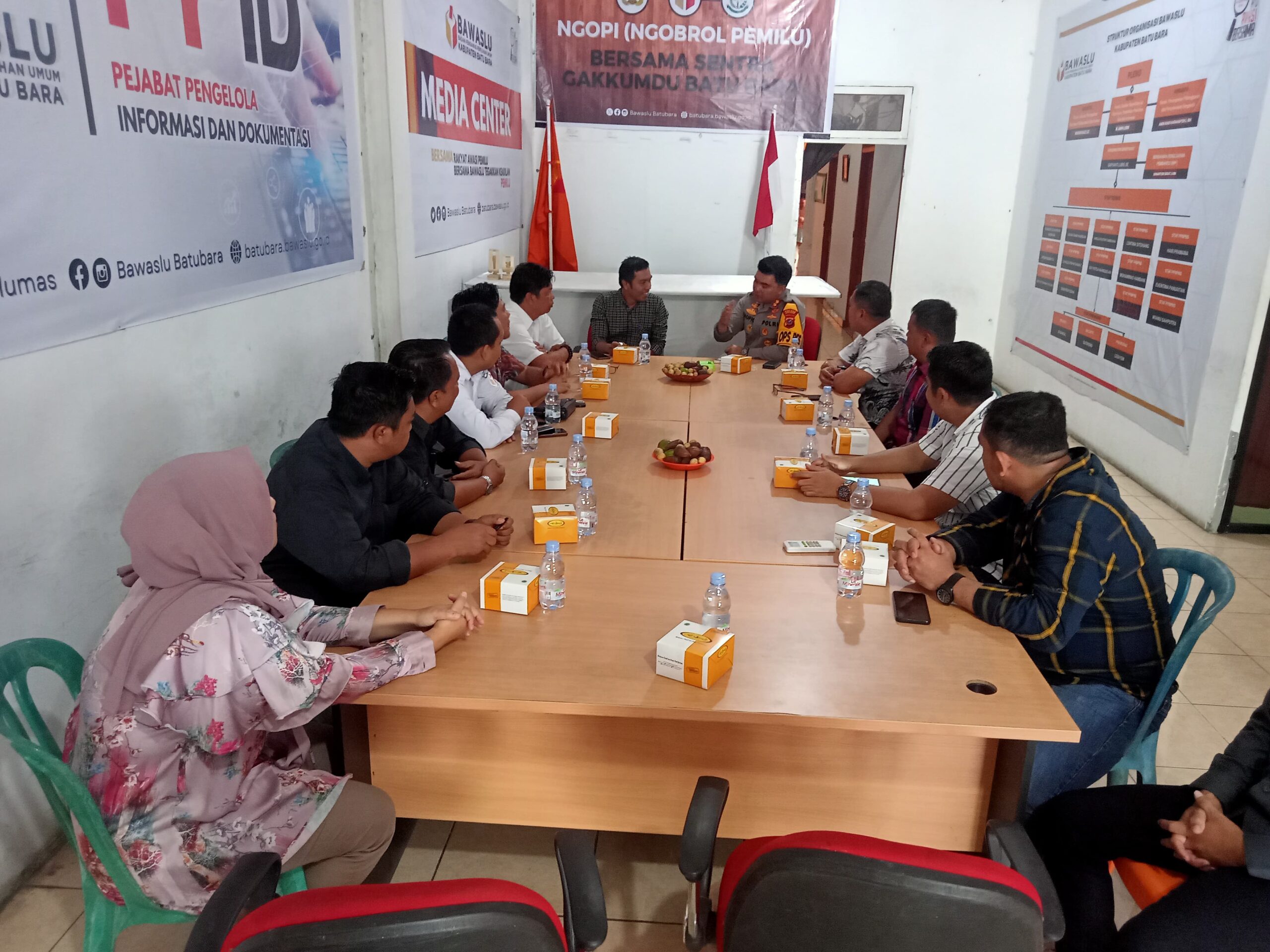 Teks fhoto: Kapolres Batu Bara AKBP Taufiq Hidayat Thayeb didampingi Kasat Reskrim AKP Irfan Mochammad Nur Alireja, Kasat Intelkam AKP Rubenta Tarigan menjalin silaturahmi dengan Bawaslu Batu Bara Kamis (28/12/23).beritasore/alirsyah