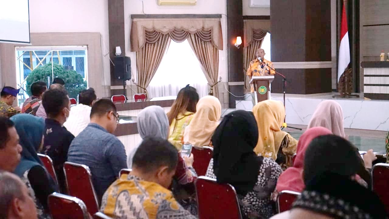 Teks Foto/Beritasore/ist  Plt Bupati Langkat H. Syah Afandin, SH menghadiri Rapat Persiapan Peringatan Hari Jadi Kabupaten Langkat ke-274 2024, di Ruang Pola Kantor Bupati Langkat, Kamis (28/12/2023). 