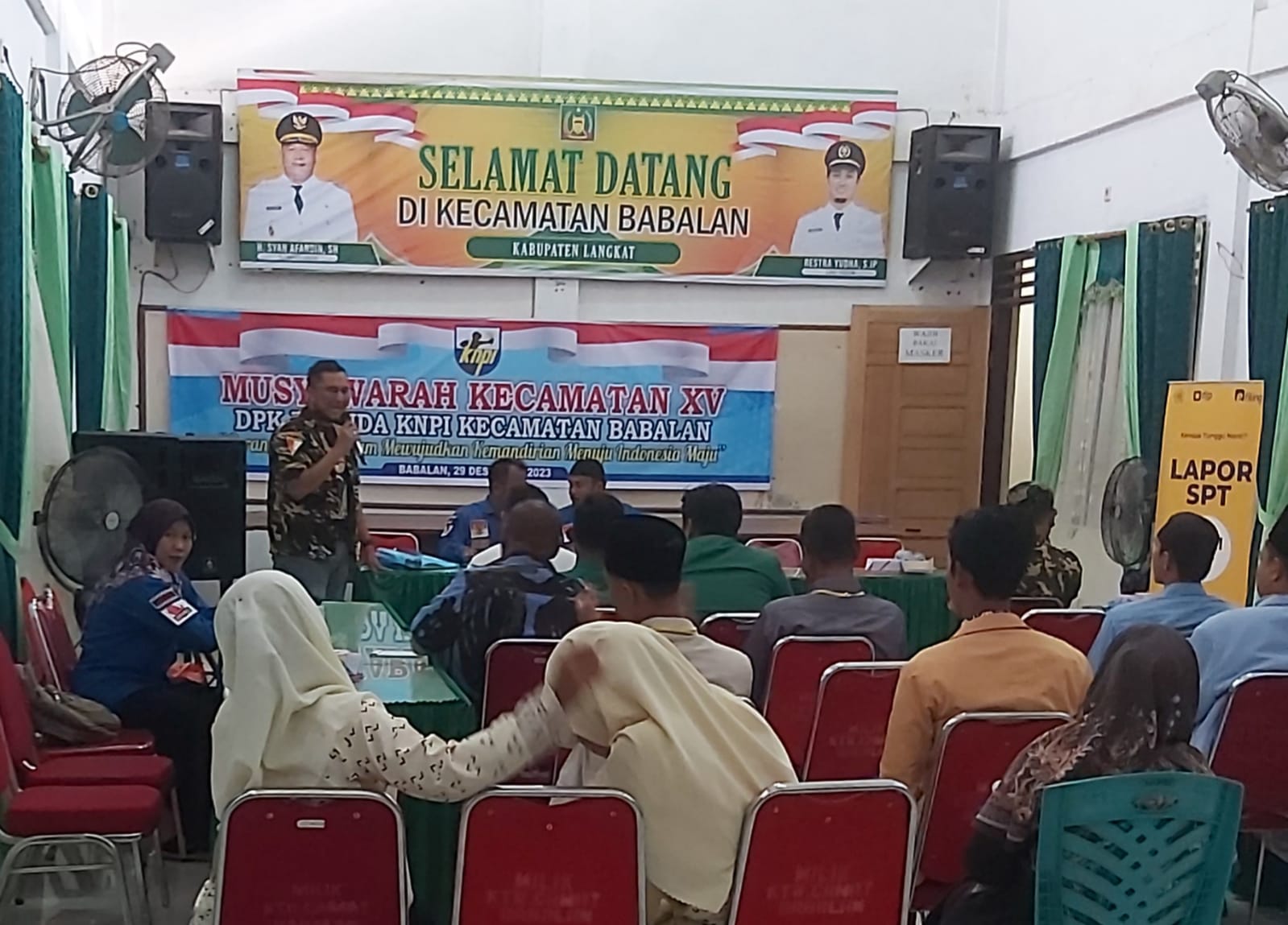 Teks Foto/Beritasore/Boy Aprizal  Ketua Terpilih DPK KNPI Babalan Wongso Sutowo memberi sambutan di Aula Kantor Kecamatan Babalan, Jumat (29/12).