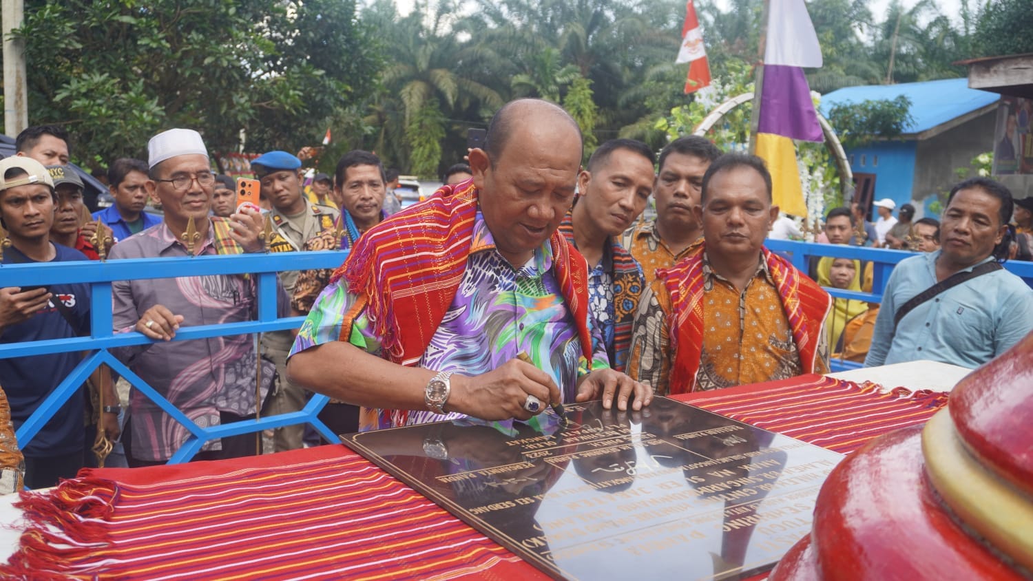 Teks Foto/Beritasore/ist   Plt Bupati Langkat H. Syah Afandin, SH meresmikan Tugu Sembiring Pandia  di Dusun Ujung Pinem Desa Sei Serdang, Kecamatan Batang Serangan, Selasa (26/12/2023).  Teks Foto/Beritasore/ist   Plt Bupati Langkat H. Syah Afandin, SH meresmikan Tugu Sembiring Pandia  di Dusun Ujung Pinem Desa Sei Serdang, Kecamatan Batang Serangan, Selasa (26/12/2023). 