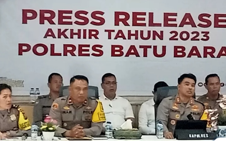 Teks fhoto: Kapolres Batu Bara AKBP Taufiq Hidayat Thayeb. SH Sik dalam Peras Release akhir tahun 2023 mengajak Wartawan dan masyarakat memerangi peredaran narkoba di ruangan Aula Bhayangkari Minggu (31/12-2023).beritasore/alirsyah