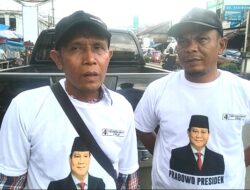 Bagi-bagi Kaos di Panyabungan Bertuliskan Prabowo Presiden 2024