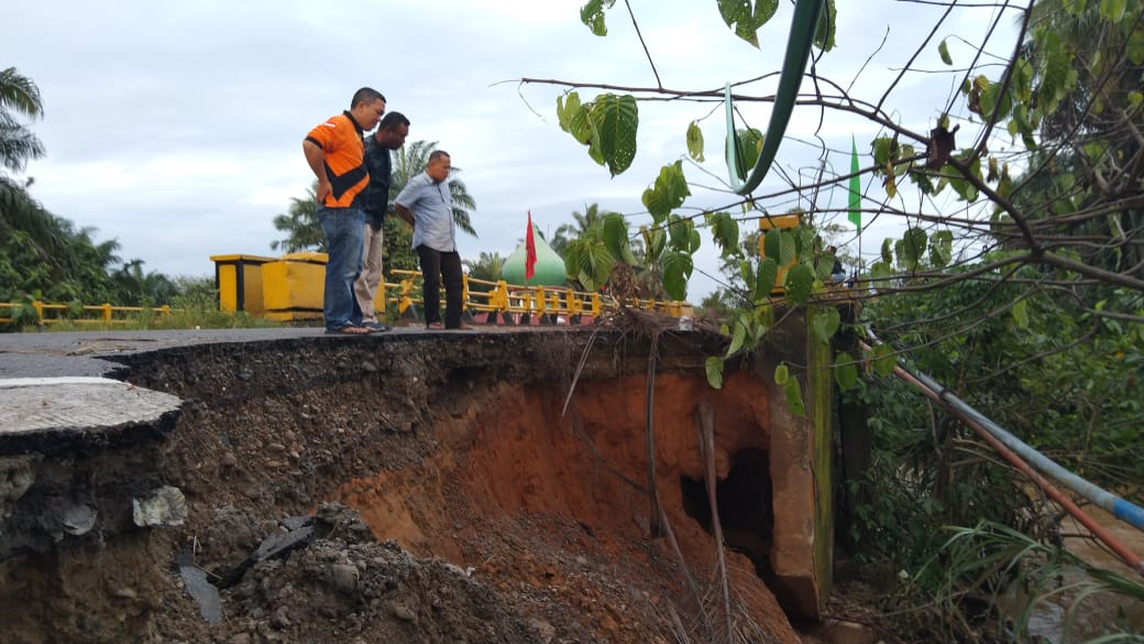 Keterangan foto: Tim BPBD Palas tinjau Oprit jembatan Bulu Sonik di desa Bulu Sonik kecamatan Barumun nyaris putus dihantam arus sungai pasca bencana banjir.(Foto: Idaham Butar Butar)
