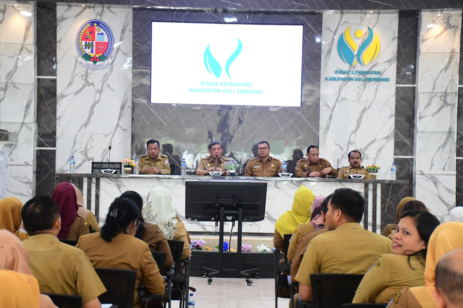 BUPATI Deliserdang HM Ali Yusuf Siregar didampingi Asisten Perekonomian dan Pembangunan H. Khairum Rizal, ST, MAP, Asisten Administrasi Umum Dedy Maswardi, S.Sos, MAP, Kepala BKPSDM Drs.Abduh Rizali Siregar, MSi, dan Kadis Kesehatan dr.Asri Ludin Tambunan, memberi arahan kepada ASN saat Sidak hari pertama kerja pasca libur Nataru di Aula Dinas Kesehatan, Selasa (2/1). (Foto: Khairul K Siregar)