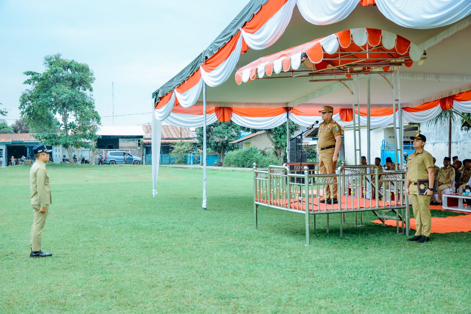 Teks fhoto: Pj Bupati Batu Bara Nizhamul, SE, MM pimpin Apel perdana 2024 Aparatur Sipil Negara (ASN), non ASN di Lapangan Bola Kaki Blok 8, Kelurahan Lima Puluh Kota, Kecamatan Lima Puluh, Selasa (02/01/2024). beritasore/alirsyah