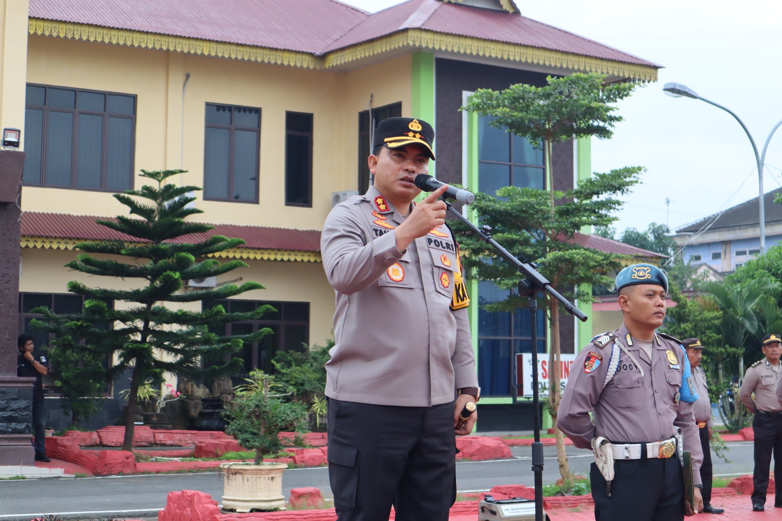 Teks fhoto: Kapolres Batu Bara AKBP Taufiq Hidayat Thayeb pimpin Apel pagi di Moko Polres Batu Bara Rabu (3/12/2024).beritasore/alirsyah