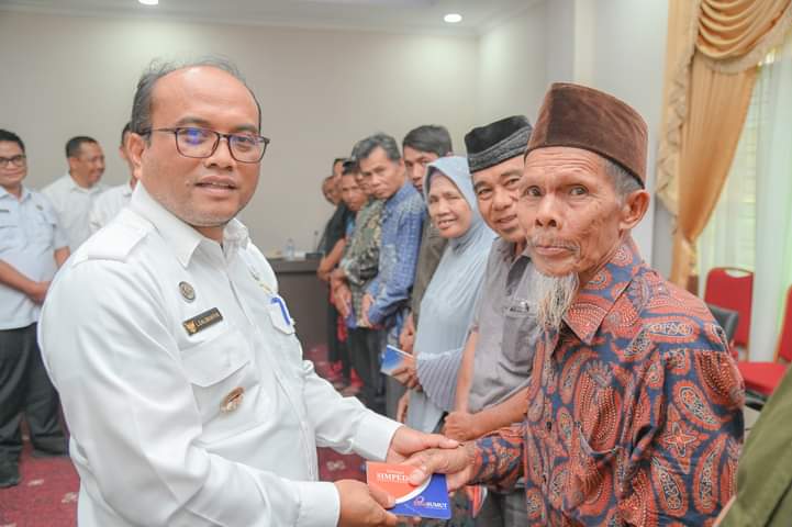 Berita Sore/Birong RT Teks poto: Pj Walikota Padangsidimpuan, Dr.H. Letnan Dalimunthe. S.K.M., M.Kes, saat menyalurkan bantuan sosial bagi masyarakat korban bencana alam longsor dan kebakaran di ruang kerjanya, Rabu (3/1).