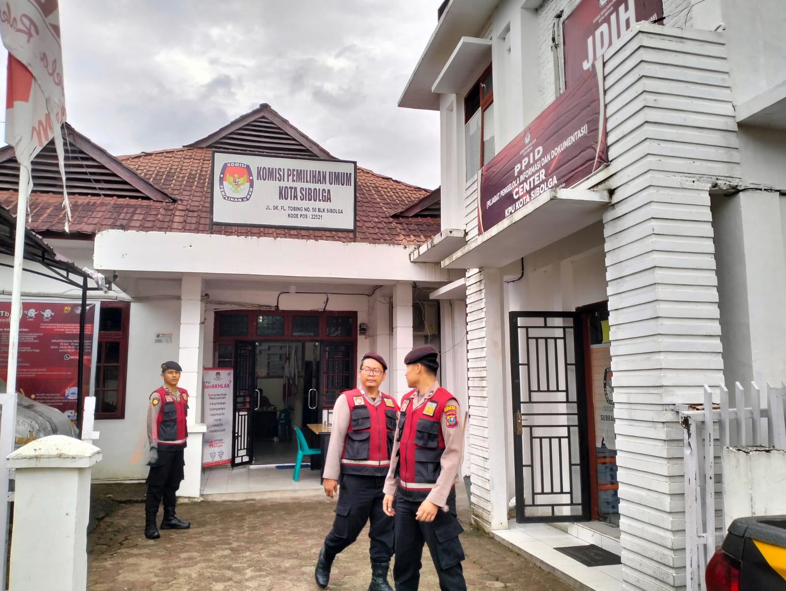 Personel Samapta Polres Sibolga sewaktu melaksanakan Patroli Kota Presisi ke Kantor KPU Kota Sibolga, Rabu (3/1). ist