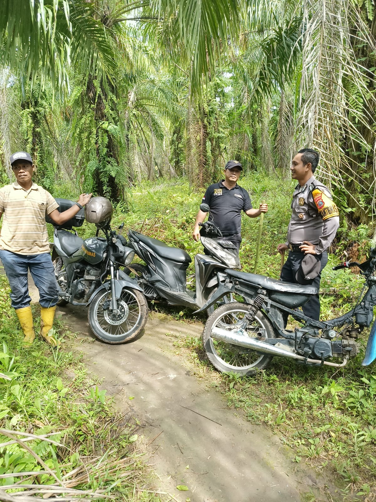 Teks fhoto: Bhabinkamtibmas Subsektor Sei Suka Polsek Indrapura BRIPKA Rams Damai melaksanakan kegiatan Cooling system Ops Mantap Brata 2024 melakukan Sambang Serta Binluh kepada masyarakat dalam rangka mensukseskan pelaksanaan Pemilu 2024 di Desa Pematang Jering Kecamatan Sei Suka Kabupaten Batu Bara Kamis (4/01-2023).beritasore/alirsyah