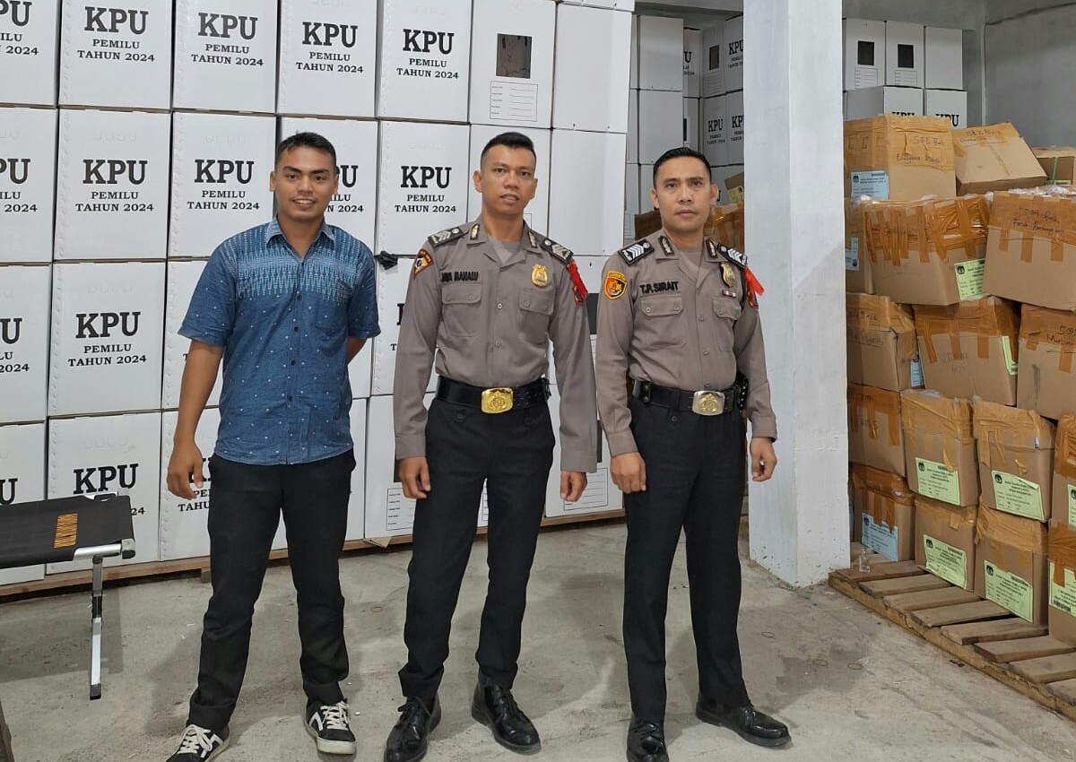 Personel Polres Pematangsiantar melaksanakan pengamanan kedatangan logistik Pemilu 2024 di kantor KPU, Jl. Porsea, seperti masuknya logistik Pemilu berupa ABCTN Pemilu Presiden dan Wakil Presiden 2024 Provsu, Rabu (2/1) pukul 17:45.(Ist).