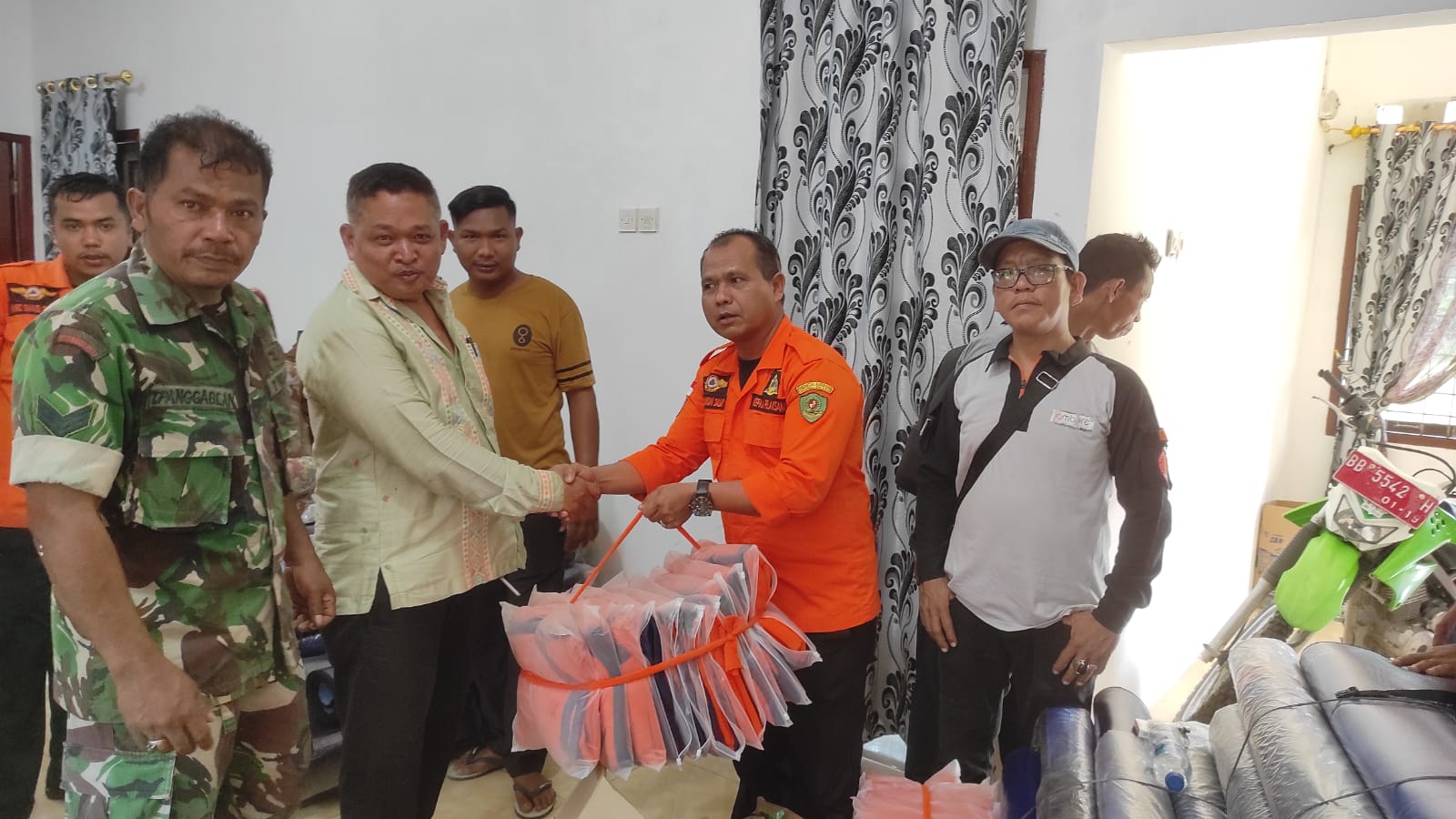 Berita Sore/Birong RT Teks poto: Bupati Tapanuli Selatan, Dolly Pasaribu melalui BPBD Tapsel saat menyalurkan bantuan dampak banjir di Kec.Tantom Angkola, Rabu (3/1).