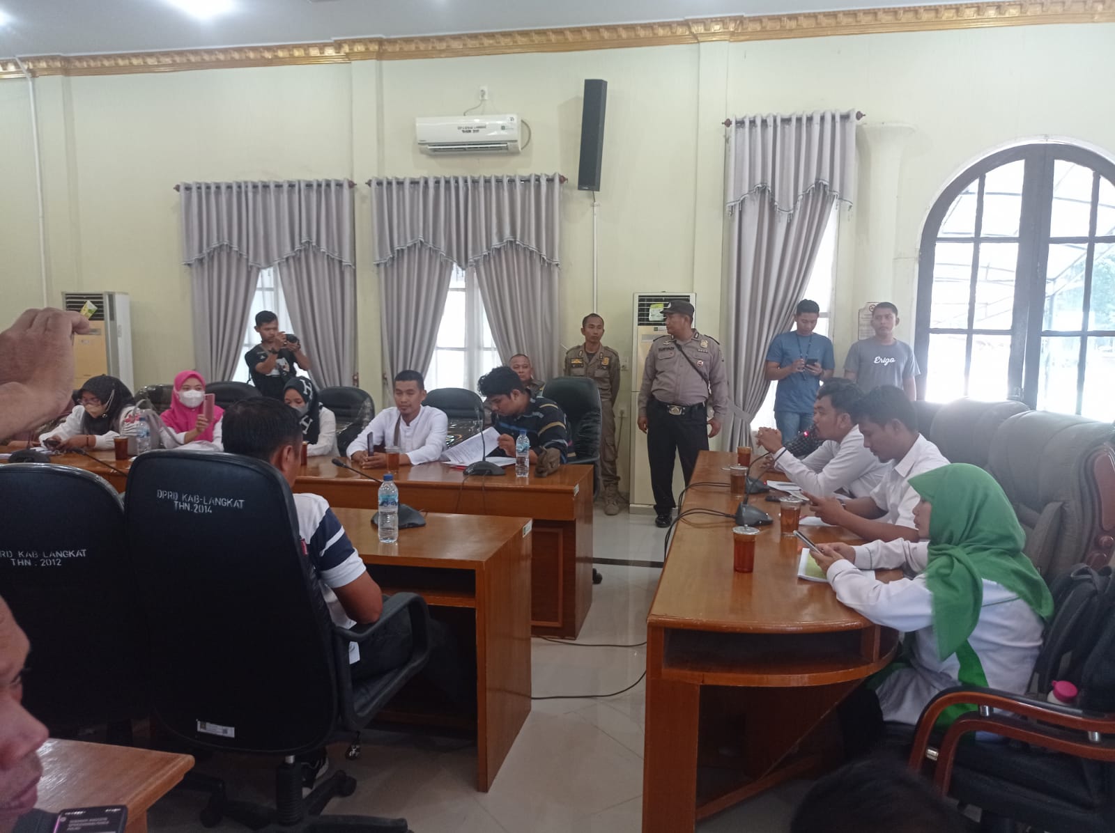 Teks Foto/Beritasore/ist   Aliansi Guru Honorer peserta PPPK 2023 Kabupaten Langkat melakukan RDP dengan pimpinan DPRD di ruangan Banggar DPRD Langkat, di Stabat,  Kamis (4/1/2024).