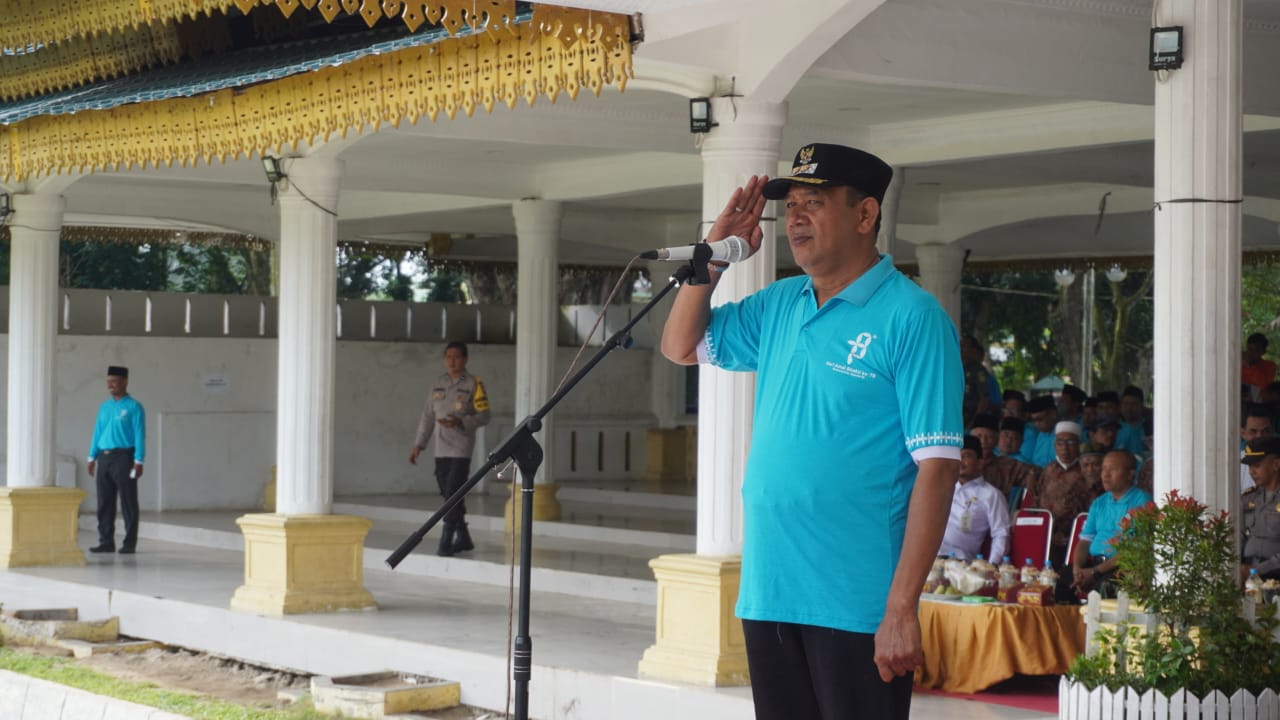 Teks Foto/Beritasore/ist  Plt Bupati Langkat H.Syah Afandin SH menjadi pembina upacara Hari Amal Bhakti ke-78 tahun 2024, di Alun-alun T. Amir Hamzah Stabat , Rabu (3/1/2024)