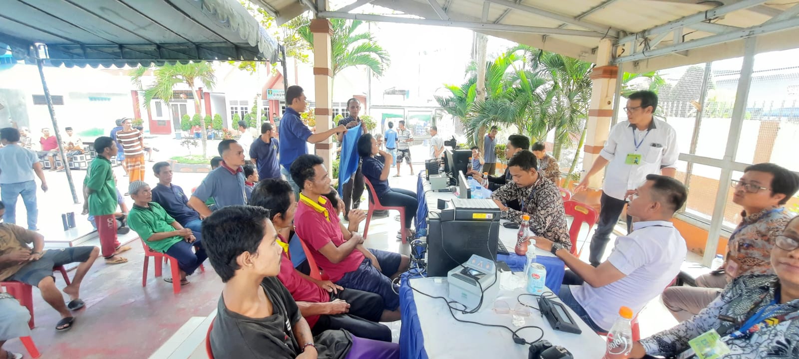Teks fhoto: WBP Kelas IIA Labuhan Ruku Kabupaten Batu Bara melakukan perekaman E-KTP kepada 150 orang Warga Binaan Pemasyarakatan di Lapas Jum'at (5/01-2024. beritasore/alirsyah