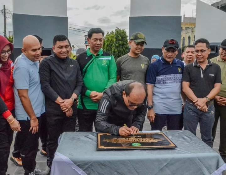 Berita Sore/Birong RT Teks poto: Pj. Wali Kota Padangsidimpuan, Dr. H. Letnan Dalimunthe, SKM, M.Kes saat meresmikan Alun-alun Alaman Bolak Padang Nadimpu, Kota Padangsidimpuan, Minggu (07/01).