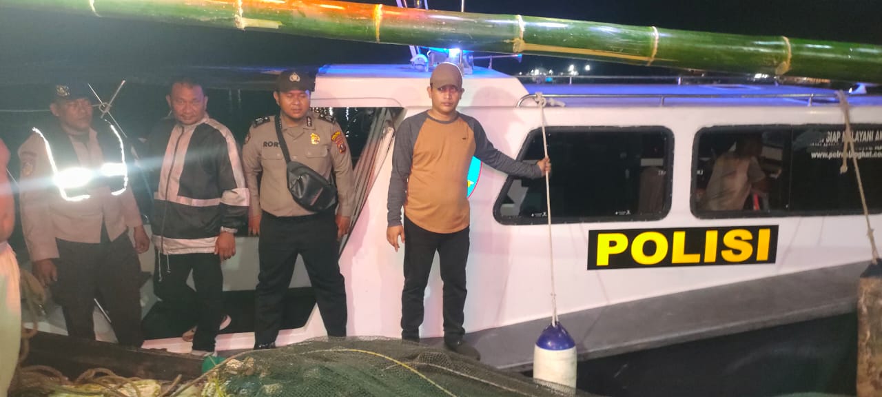 Teks Foto/Beritasore/ist  Satpol Airud Res Langkat dan jajaran Polsek wilayah pesisir pantai patroli untuk mengantisipasi dan menghalau kedatangan pengungsi Rohingya, Minggu (07/01/2024).