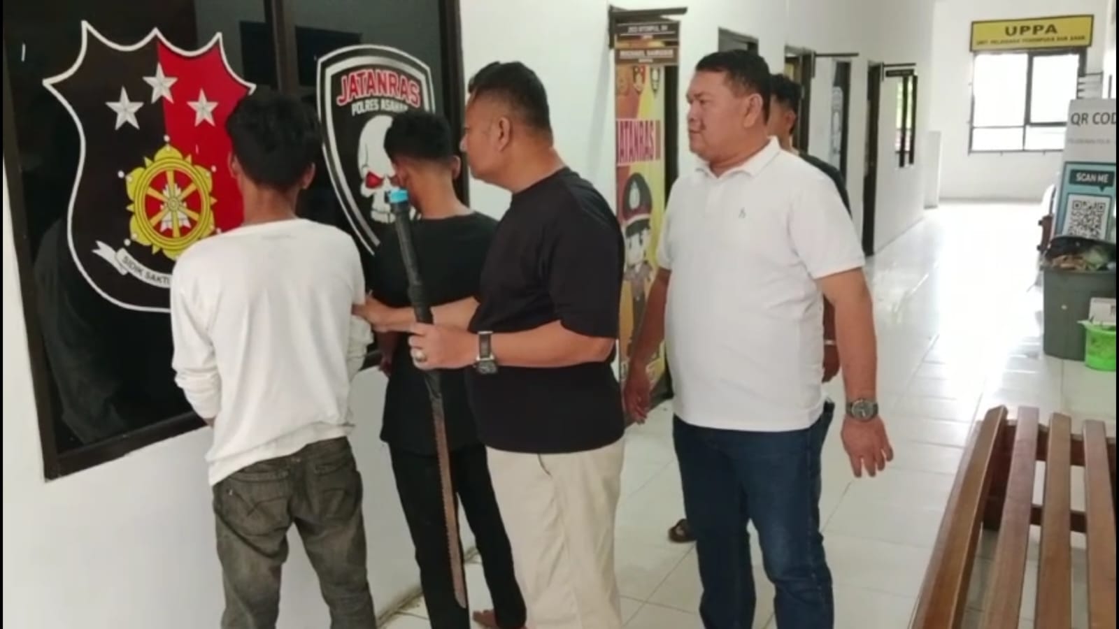 Kasat Reskrim Polres Asahan AKP Rianto saat menunjukan Sajam yang diamankan dari tawuran dari dua geng motor di Kisaran.(ist).