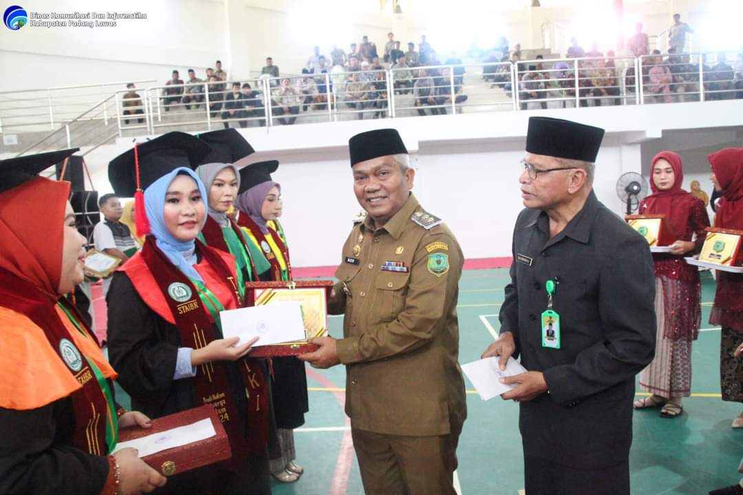 Windy Meilani Lubis, wisudawati terbaik lulus cumlaude menerima piagam penghargaan dari Plt Bupati Padang Lawas, drg. H. Ahmad Zarnawi Pasaribu, CHt, MM, MSi, MH. (Ist)