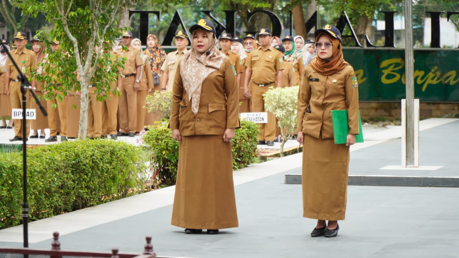 Teks Foto/Beritasore/ist  Asisten Administrasi Umum Musti, SE, M.Si bertindak pembina Apel Gabungan ASN lingkungan Pemkab Langkat, di halaman Kantor Bupati Langkat, Senin (08/01/2024). 