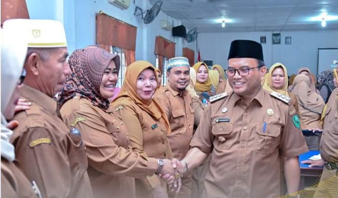 Berita Sore/Birong Teks poto: Pj. Wali Kota Padangsidimpuan, Dr. H. Letnan Dalimunthe, SKM, M.Kes saat menghadiri Rapat Kebijakan Merdeka Belajar dan Rapat Kerja Tahun 2024 yang digelar di Aula Dinas Pendidikan Kota Padangsidimpuan, Selasa (09/01).