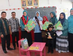 Kunjungi Desa Aek Gunung, Rosalina Bagikan APE ke Siswa SDN 100616