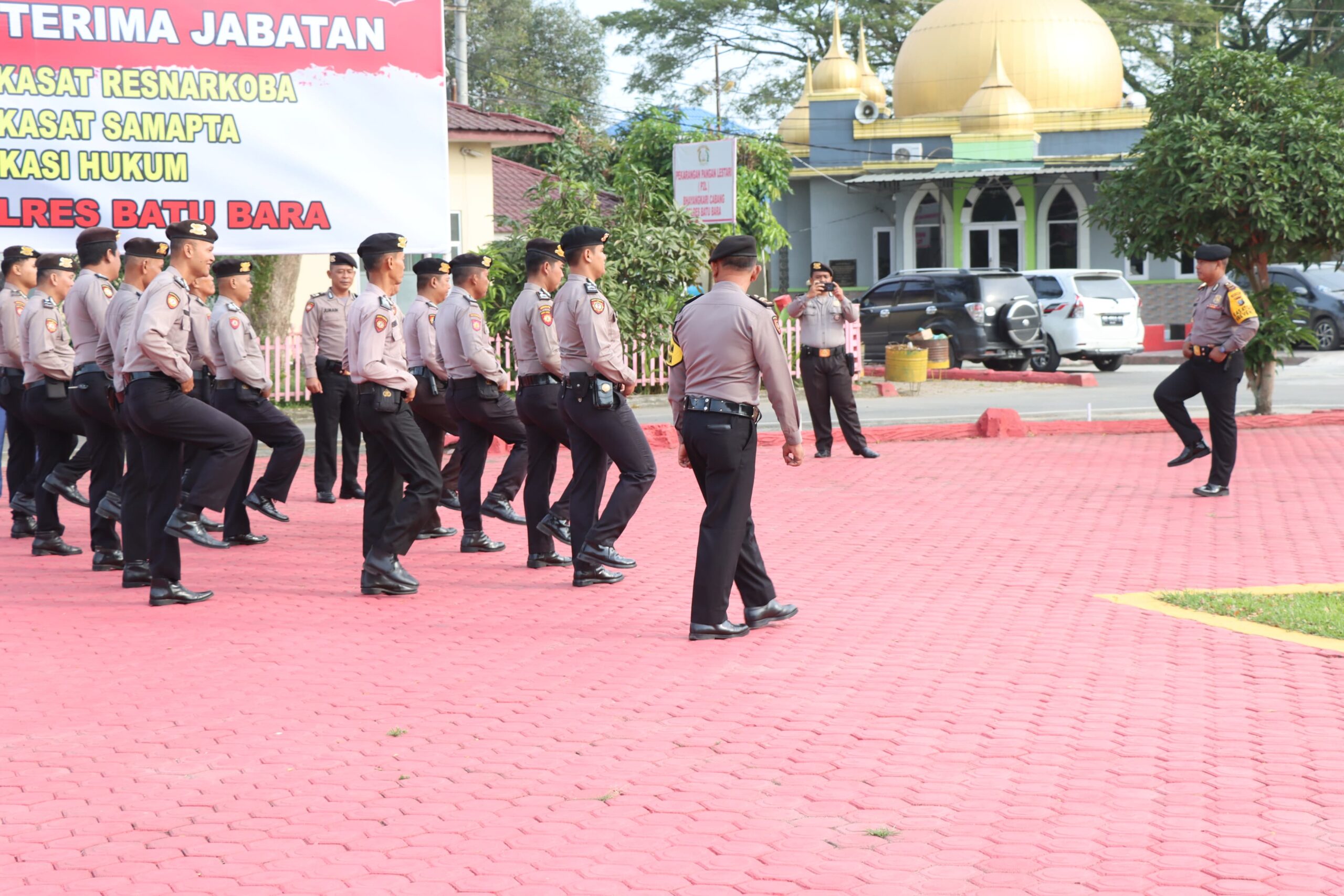 Teks fhoto: Sat Samapta Polres Batu Bara sedang latihan PBB dilaksanakan selesai pelaksanaan Apel pagi Seni