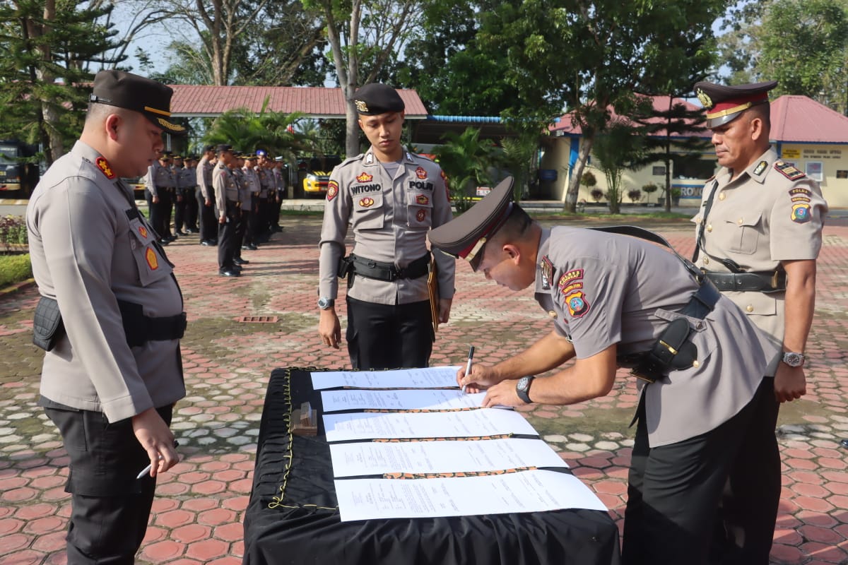 Teks Foto/Beritasore/ist  Upacara serah terima jabatan dipimpin  Kapolres Langkat AKBP Faisal Rahmat HS, SIK. SH. MH  di Lapangan Jananuraga Polres Langkat ,  Senin (15/01/2024) .