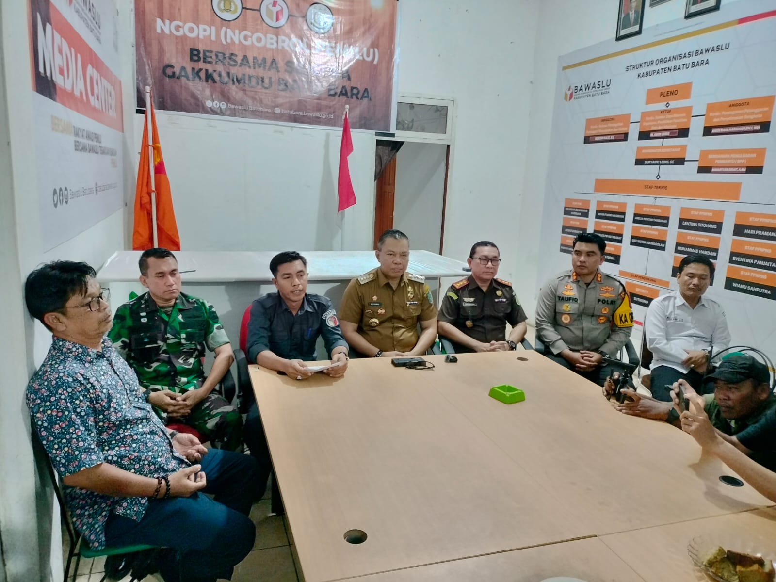 Teks fhoto: Penjabat Bupati Batu Bara, Nizhamul, Kapolres Batu Bara AKBP Taufiq Hidayat Thayeb, Kepala Kejaksaan Negeri Batu Bara, Amru Siregar dan Dandim 0208 Asahan, Letkol Infateri Muhammad Bassarewan gelar Konferensi Pers Video Viral Pengerahan Dana Desa di Kantor Bawaslu Batu Bara di Desa Sumber Padi Kecamatan Limapuluh Senin