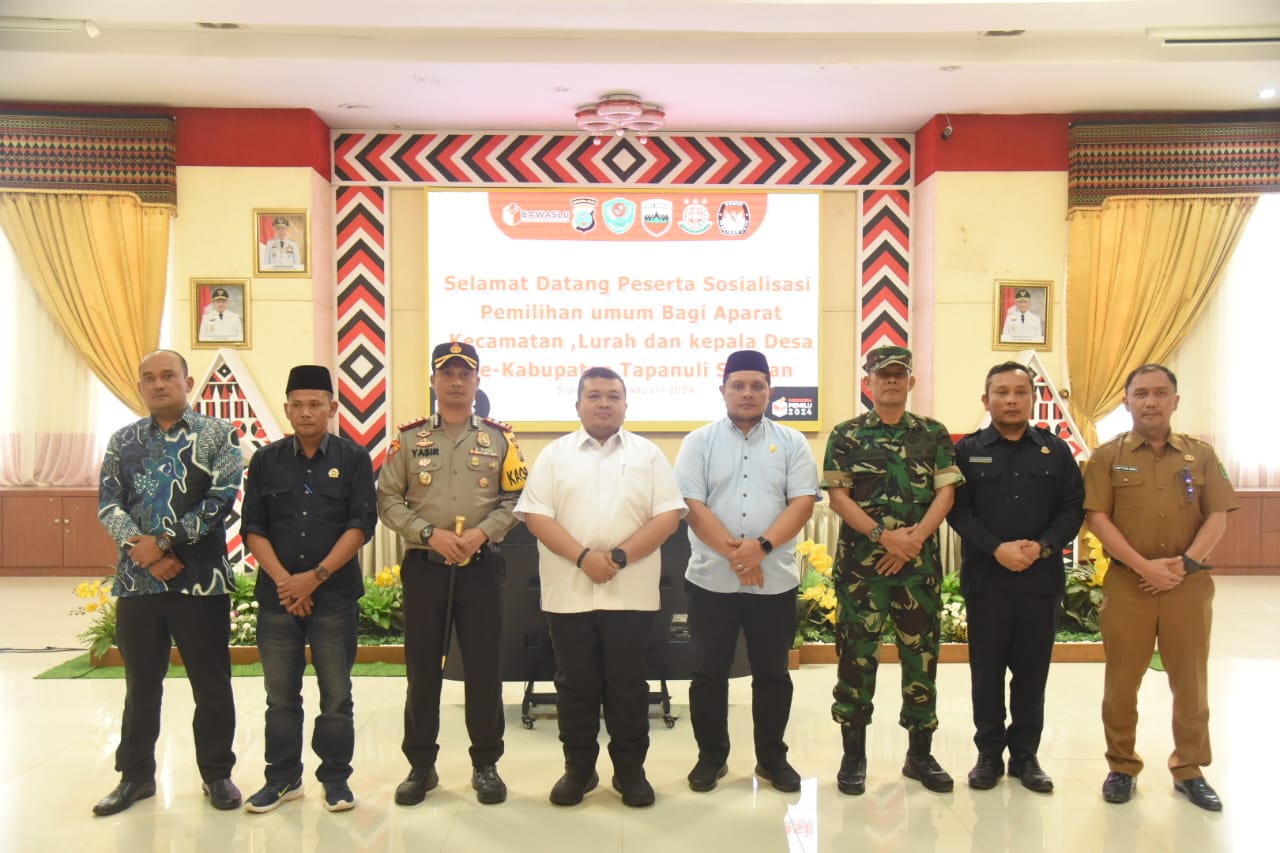 Berita Sore/Birong RT Teks poto: Bupati Tapanuli Selatan, Dolly Pasaribu saat menghadiri sosialisasi pemilihan umum bagi aparat kecamatan, lurah dan kepala desa se-Kabupaten Tapanuli Selatan di Aula Sarasi, Lantai III, Kantor Bupati di Sipirok, Senin (15/1).