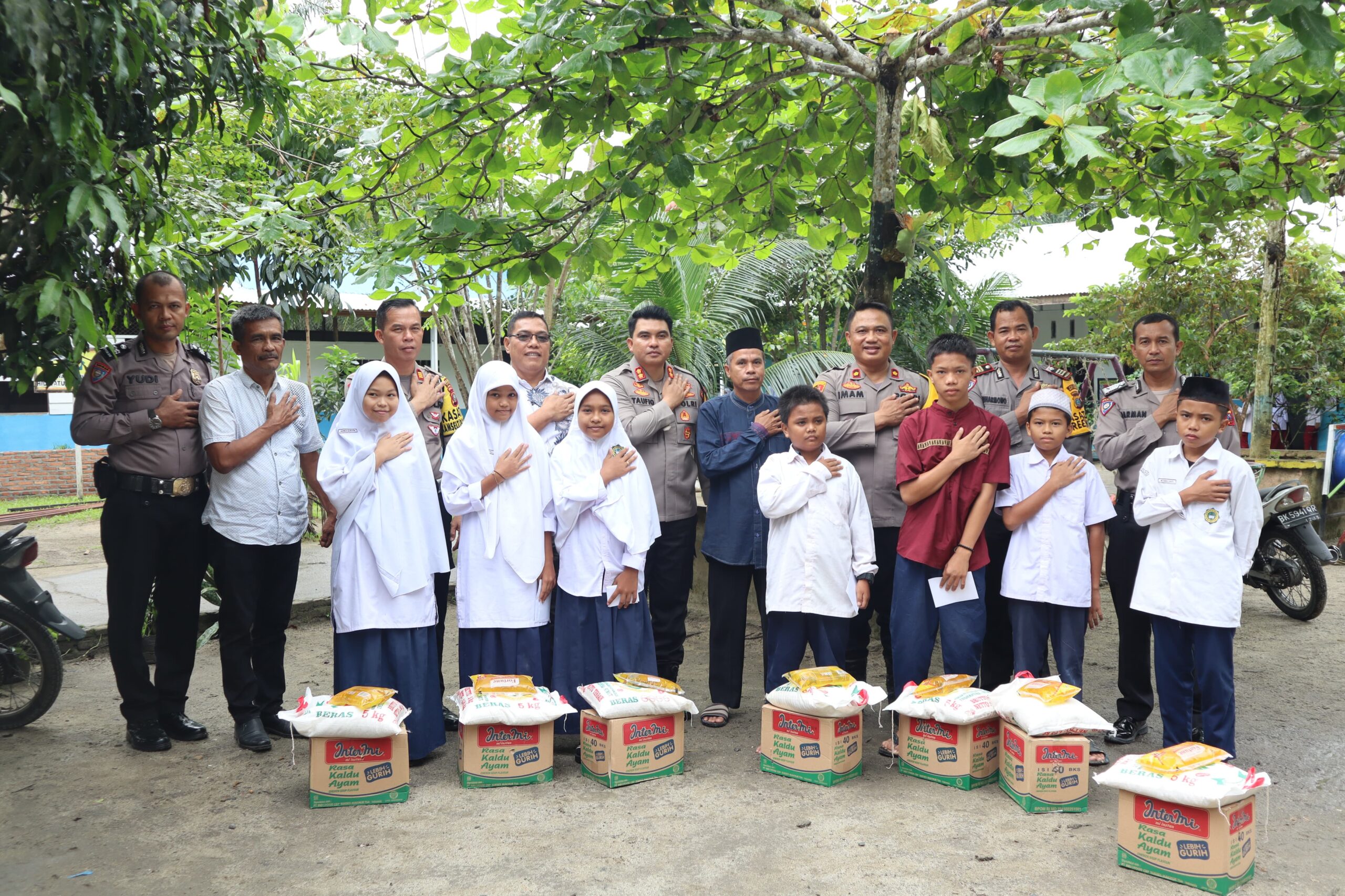 fhoto Kapolres Batubara Kapolres Batu Bara AKBP Taufiq Hidayat Thayeb S.H.,S.I.K didampingi Wakapolres Batu Bara Imam Alryuddin SH.,MH, Pimpimnan Pondok Pesantren Ustad Dani bantu Yayasan Pondok Pesantren Darul Mutthaqin Rabu (17/1-2024). Beritasore/alirsyah