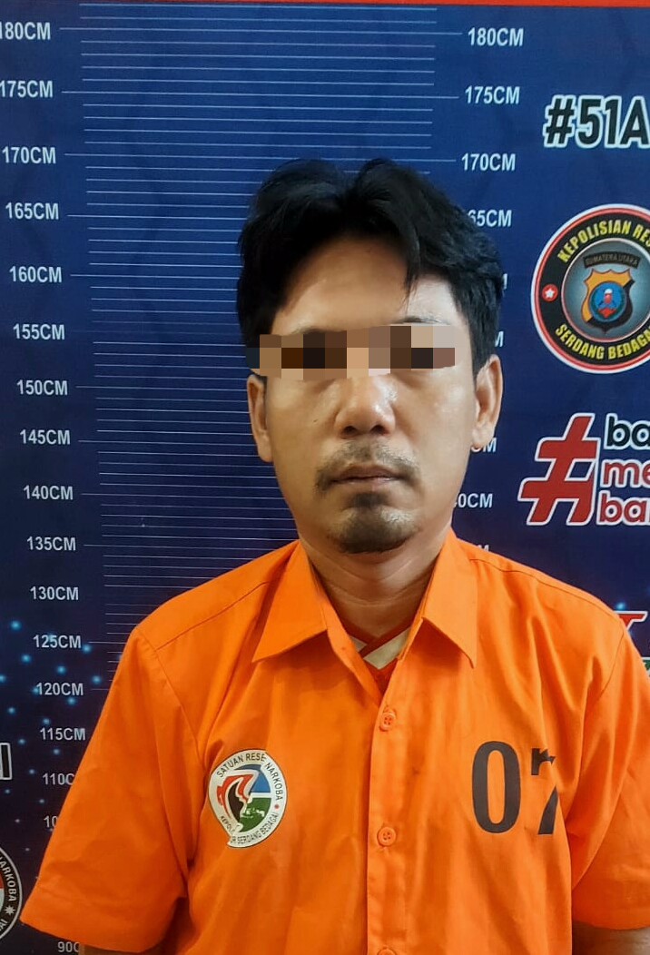 Teks foto:Tersangka S (41) Warga Dusun II Desa Duren Rejo, Kecamatan Sei Rampah, diduga pengedar Sabu-sabu di tangkap Satnarkoba Polres Serdang Bedagai, Selasa,16-1-2024.(Beritasore-Azwen)