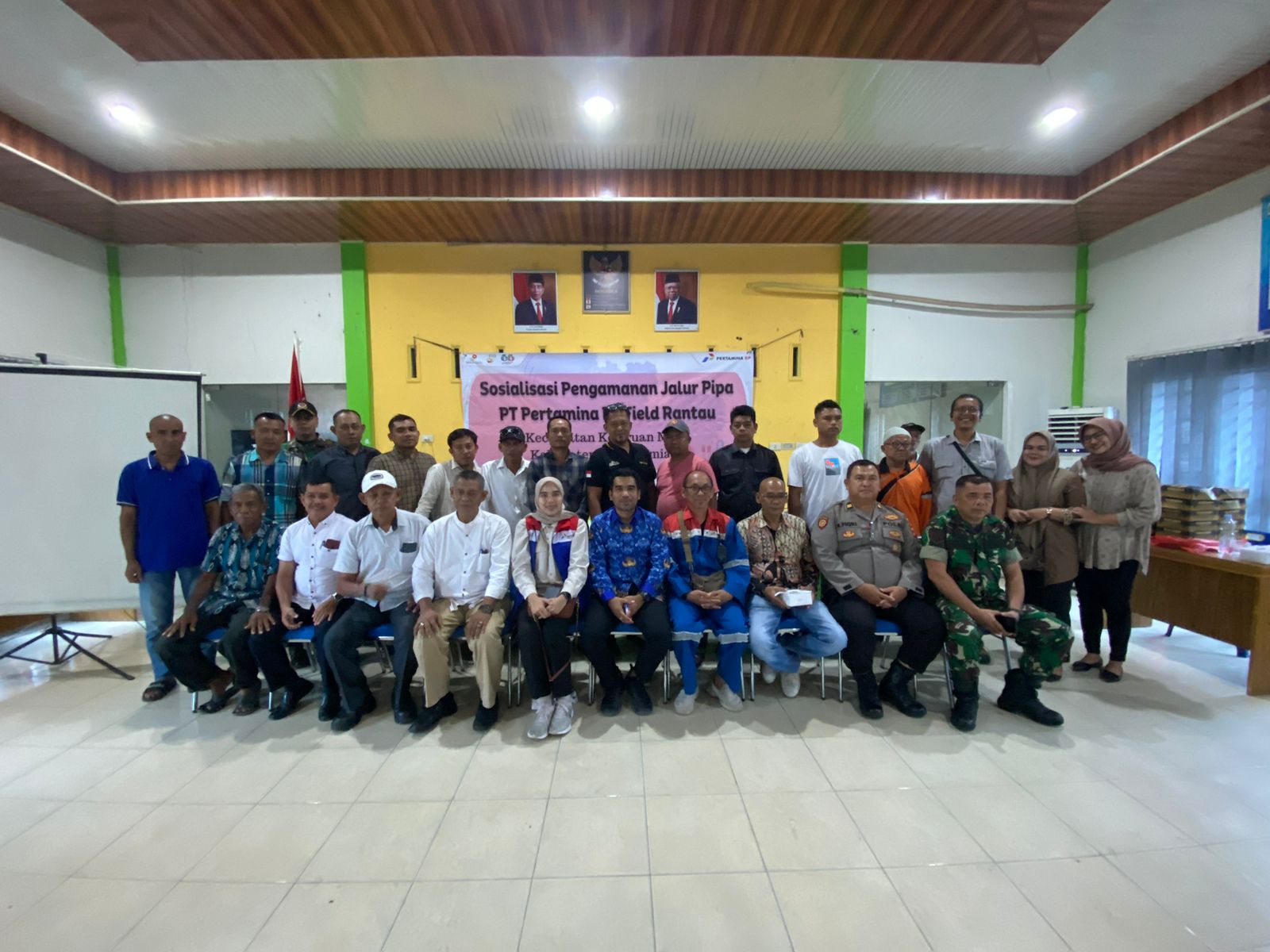 Teks foto : Sesi foto bersama PT Pertamina EP Field Rantau usai melakukan sosialisasi pengamanan jalur pipa minyak, di Aula Kantor Camat Kejuruan Muda, Rabu (17/1).