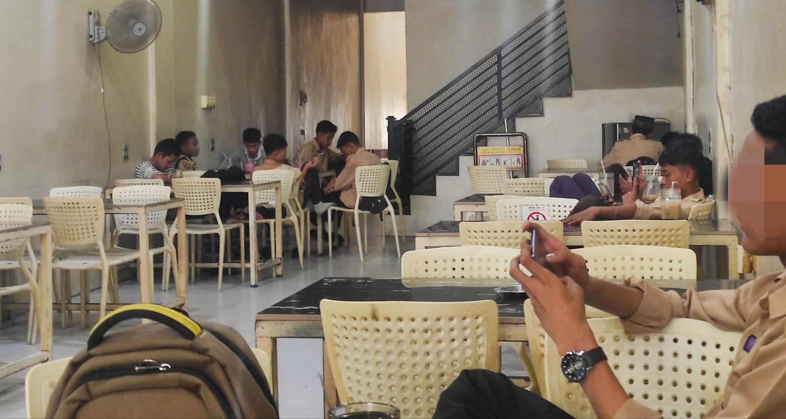 Teks fhoto: Anak-anak sekolah di wilayah Kabupaten Batu Bara menghabiskan waktu belajar bermain game diwarung-warung kedai kopi Sabtu (20/1-2024).beritasore/alirsyah