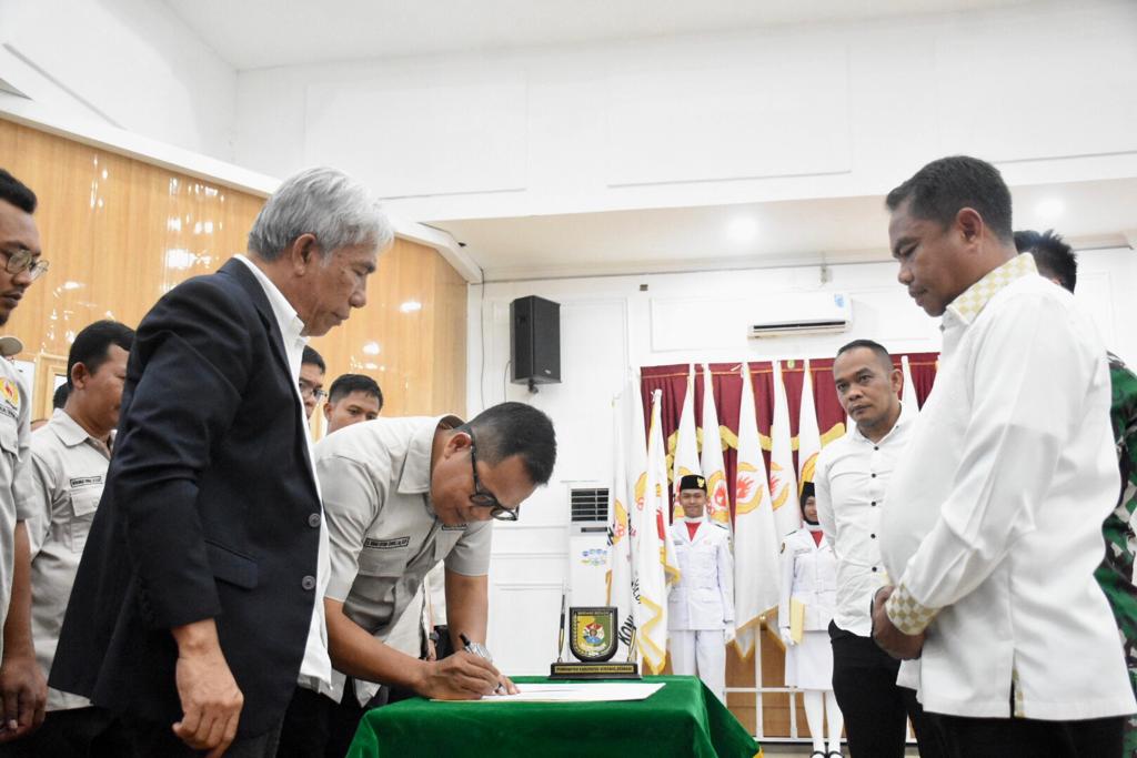 Teks foto:Bupati Serdang Bedagai H Darma Wijaya (baju putih) di dampingi Ketua KONI Sumatera Utara Jhon Ismadi Lubis(baju hitam)menyaksikan Ketua KONI Sergai terpilih, H Usman Efendi Sitorus, menanda tangani SK KONI pada pelantikan KONI Sergai, di Aula Sultan Serdang, komplek kantor Bupati Sergai, Jumat 18-1-2024.(Beritasore-Azwen)