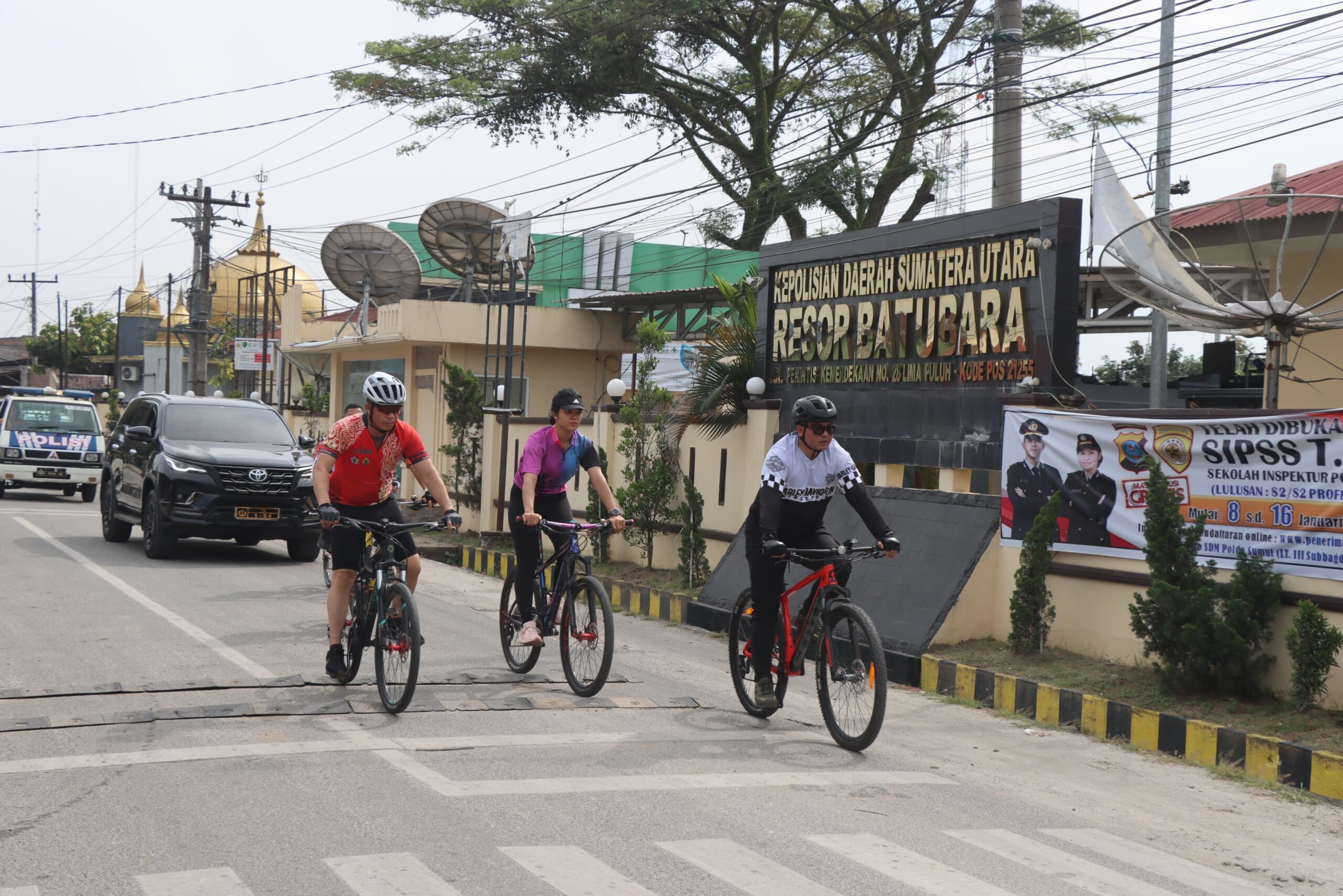 Teks fhoto: Kapolres Batu Bara AKBP Taufiq Hidayat Thayeb SIK, SH didampingi Waka Polres KOMPOL Imam Alriyuddin SH,MH, Para Kasat, Para Kanit,Kapolsek Lima Puluh AKP T.L.Simamora, Personil sejajaran Polres Batu Bara, Camat Datuk Lima Puluh Wahidin Kamal Gowes Cooling System ciptakan Kamtibmas di wilayah hukum Polres Batu Bara Sabtu (20/1-2024).beritasore/alirsyah