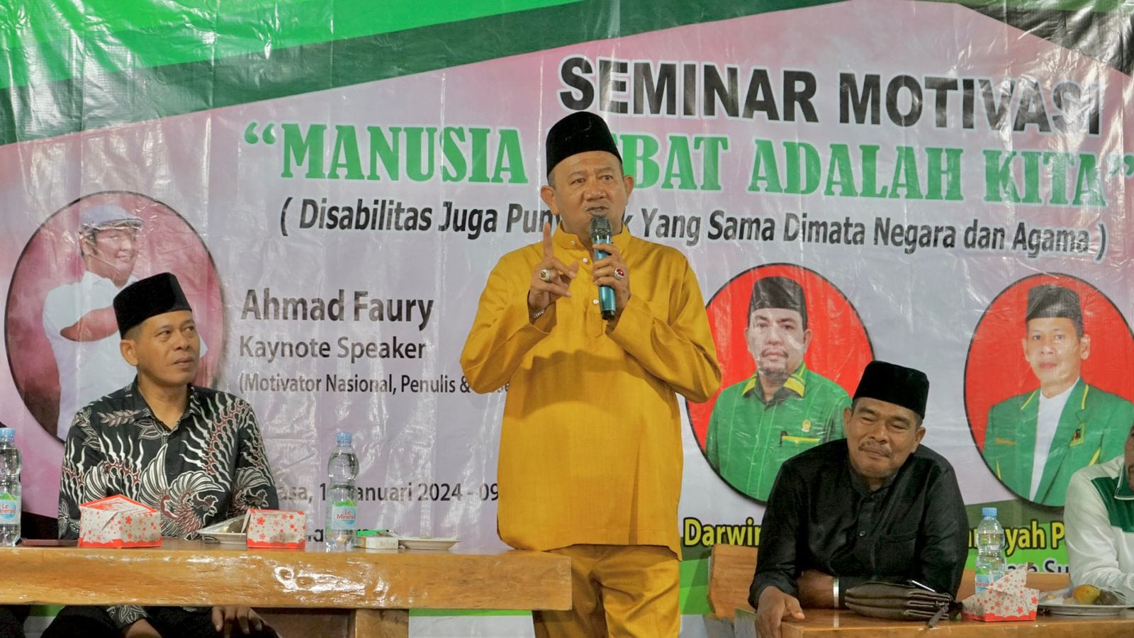 Teks Foto/Beritasore/ist  Plt Bupati Langkat H. Syah Afandin, SH menghadiri Seminar Motivasi di Rumah Tahfiz Desa Paya Kerupuk Kecamatan Tanjung Pura, belum lama ini. 