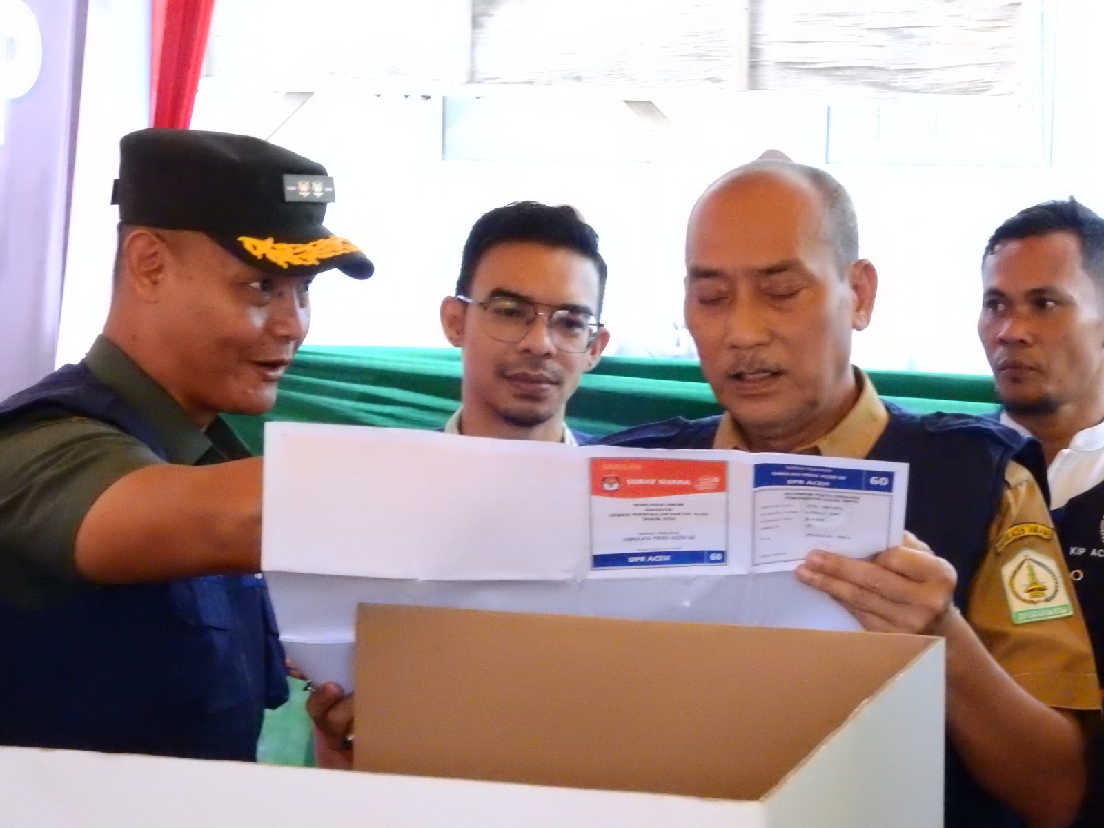 Teks foto : Plt Sekretaris Daerah Kabupaten Aceh Tamiang, Try Kurnia saat melakukan simulasi pemungutan, perhitungan dan rekapitulasi hasil peroleh suara serta penggunaan aplikasi Sirekap pada Pemilu 2024 di halaman kantor KIP Aceh Tamiang, Selasa (30/1/2024).