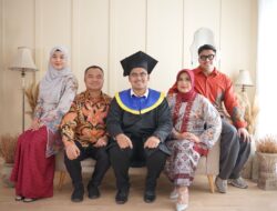 Ketua PWI Sumut Hadiri Wisuda Putranya Di Undip Semarang