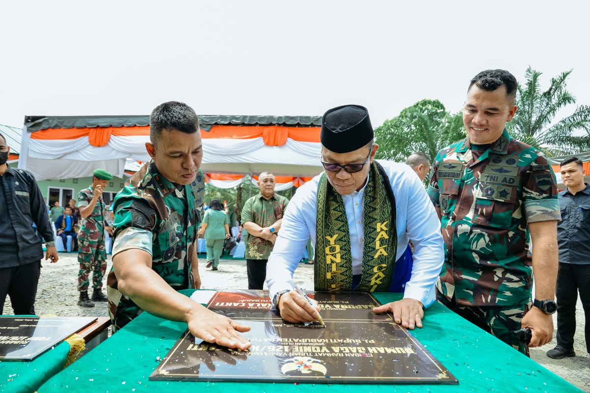 Teks fhoto; Penjabat (Pj) Bupati Batu Bara Nizhamul, S.E, M.M hadiri peresmian gapura dan rumah jaga Yonif 126/Kala Cakti (KC) di Mako Yonif 126/KC Jalan Lintas Sumatera Desa Benteng Jaya Kecamatan Sei Balai Jum'at (02/02/2024).beritasore/alirsyah