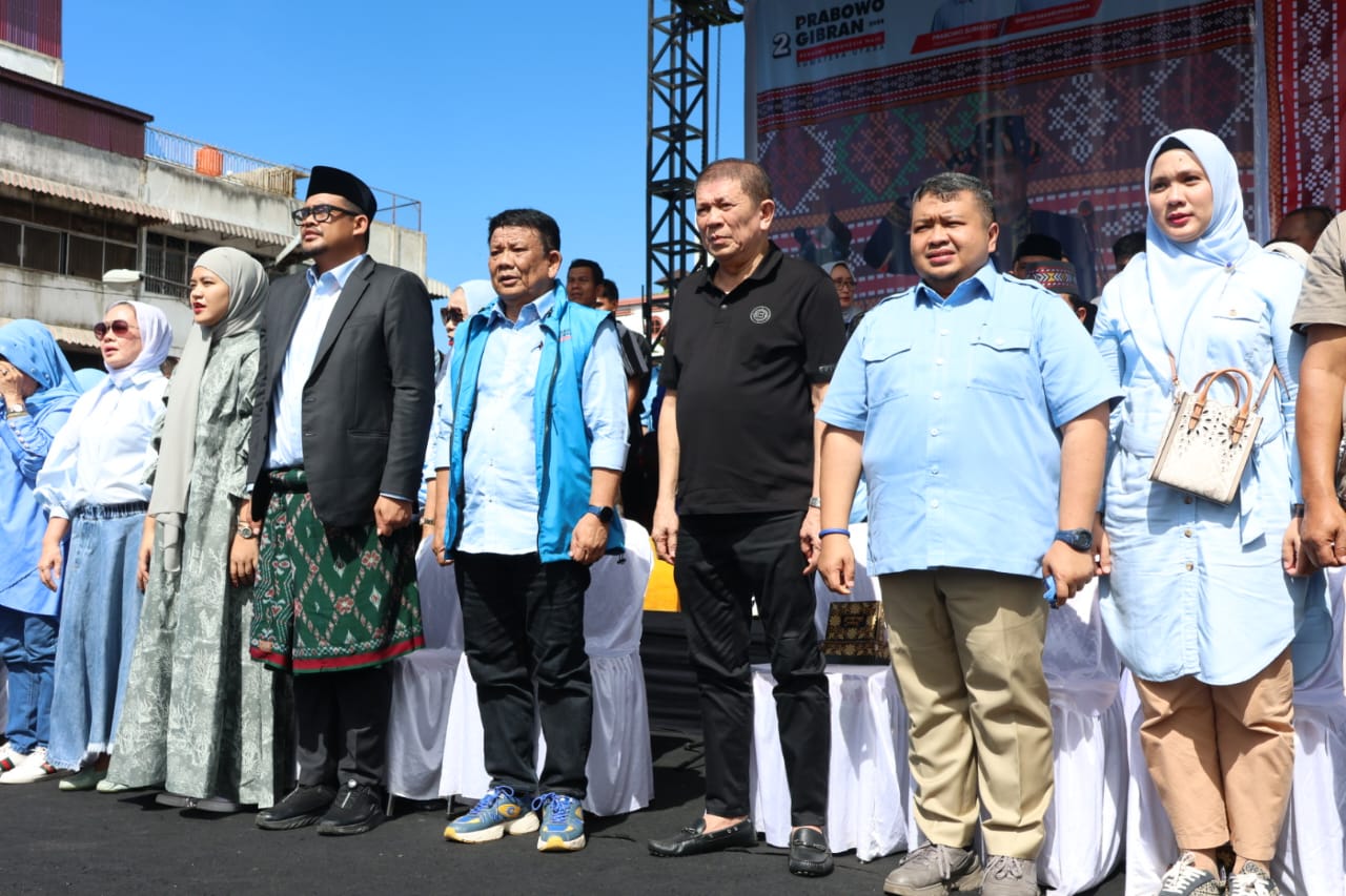 Berita Sore/Birong RT Teks poto: Dolly Pasaribu saat menghadiri penyematan tokoh Nasional kepada Bobby Nasution di Alun-alun Alaman Bolak Kota Padangsidimpuan, Minggu (4/2).