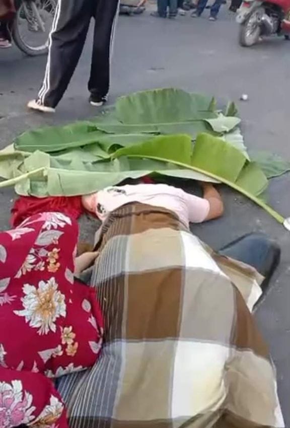 Teks fhoto IRT Sundari (42) Warga Lubuk Palas, Desa Lalang Kecamatan Medang Deras terlindas mobil tangki di Jalan Acces Road Inalum, Dusun Masjid Barat, Desa Lalang, Kecamatan Medang Deras, Batu Bara tewas di tempat Selasa (6/2-2024).beritasore/alirsyah