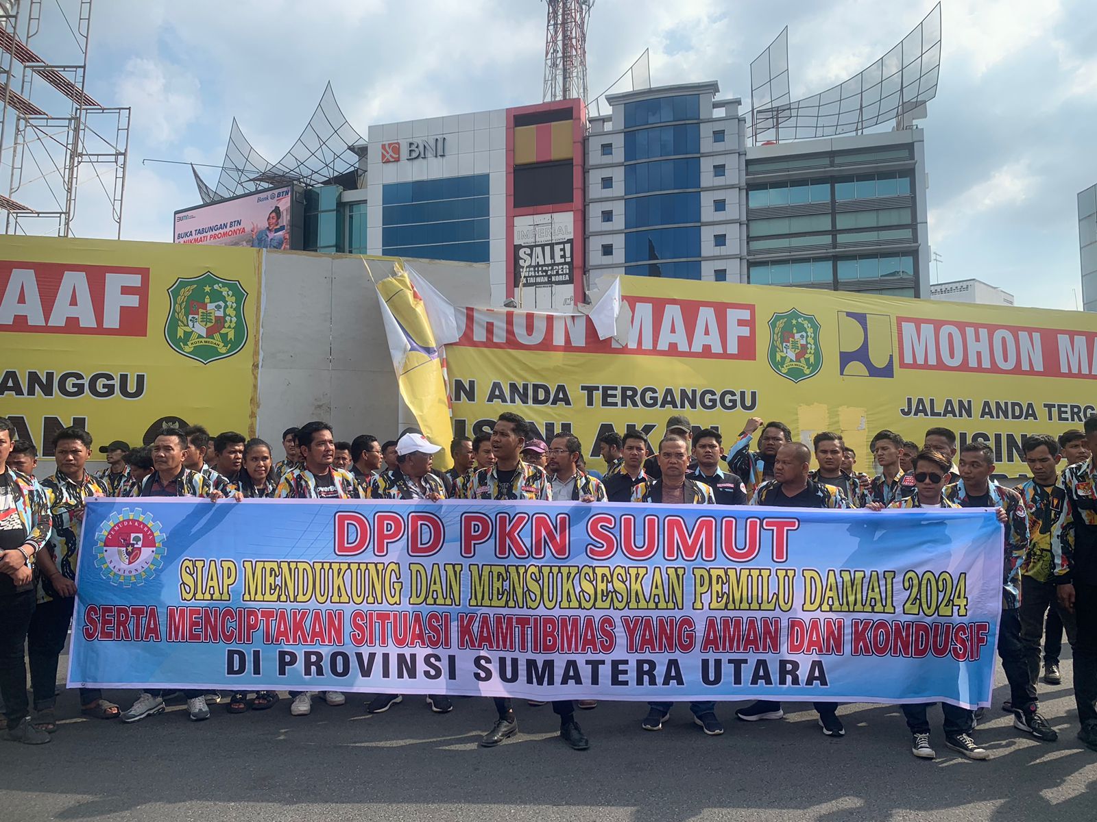 Berita Sore/Ist Seratusan massa Pemuda Karya Nasional (PKN) Sumatera Utara saat menggelar aksi damai di Bundaran Majestik Jl. Gatot Subroto Medan, Selasa (6/2) sore.