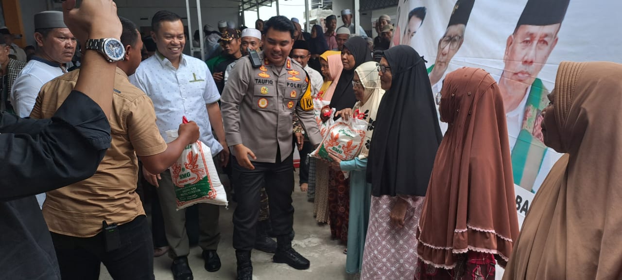 Teks fhoto Pj Bupati Batubara Nizhamul S.E,M.M bersama Kapolres Batubara AKBP Taufiq Hidayat Thayeb S,H.,S.I.K hadiri kegiatan dzikir dan Do'a bersama dalam rangka menyambut Harlah NU Ke-101 serta menyantuni anak yatim dan memberikan sembako kepada fakir miskin di wilkum Polsek Labuhan Ruku Polres Batu Bara Sabtu (10/2-2024).beritasore/alirsyah