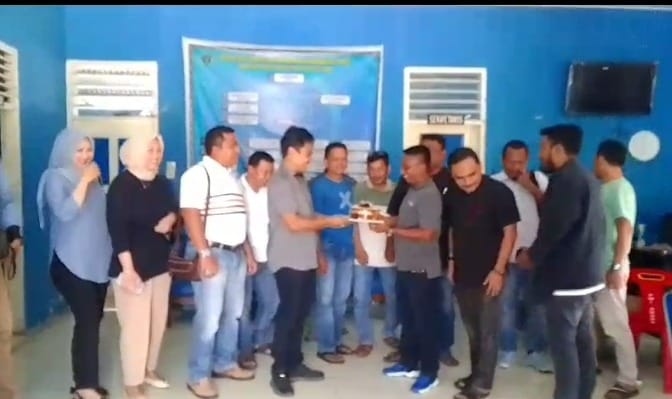 Memberi : Ketua PWI Kabupaten Aceh Tenggara Sumardi tengah menerima kue Ultah pemberian dari Kajari Kutacane yang diserahkan Kasi Pidsus Zainul Arifin, dalam rangkaian HUT PWI ke 78 dan HPN , berlangsung di gedung biru PWI Agara Sabtu siang (10/2). Berita Sore /Husaini Amin.