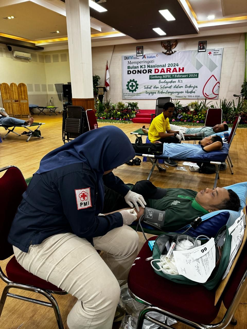Teks fhoto: PT Indonesia Asahan Aluminium atau INALUM mengadakan aksi Donor berkolaborasi dengan Palang Merah Indonesia (PMI) Kabupaten Batu Bara, kumpulkan 200 kantung darah merupakan event penutup dari perayaan Bulan K3 Nasional 2024 di INALUM Senin (12/2-2024).beritasore/alirsyah