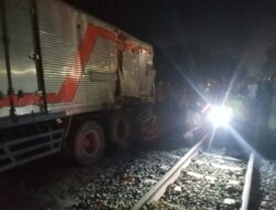 KA Cargo Hantam Truk Di Sergai, Supir Terluka
