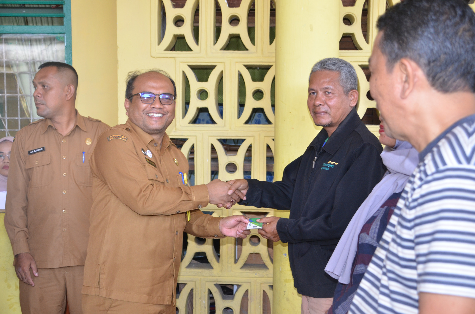 Berita Sore/Birong RT Teks poto: Pj. Walikota Padangsidimpuan, Letnan Dalimunthe saat menyerahkan kartu BPJS Ketenagakerjaan kepada masyarakat, Senin (12/02/2024).